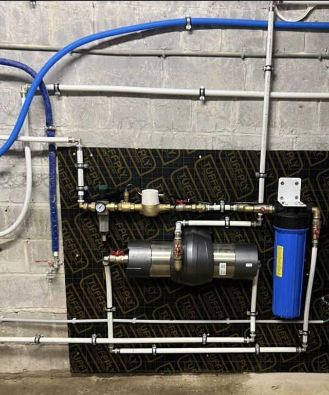 Installation professionnelle d'un système Haqua-Q complet : réducteur de pression, compteur, module d'ultrafiltration et filtre charbon actif